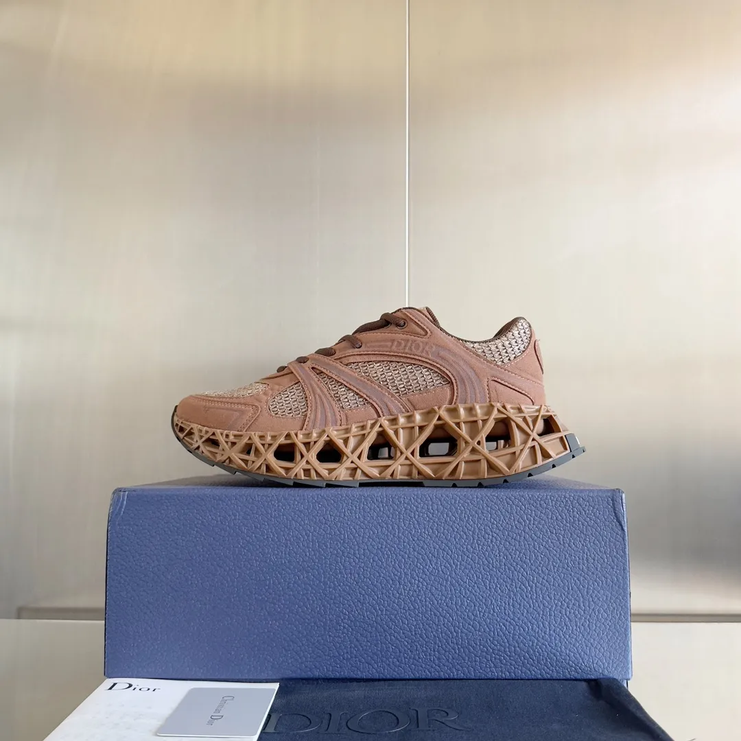 【DIOR】P:800💰 Men's 39-44. (Male 45.46 custom-made) Dior kawa Dior joint 2025ss casual sports shoes‼ ️ Reinterpret running shoes with dior’s haute couture style. b35 is made of fine-textured leather and mesh fabric materials. It can be worn in all seasons, is comfortable and breathable, and has many lines on the shoe body to outline details. It has a full retro three-dimensional feel and can create a casual look all year round!
